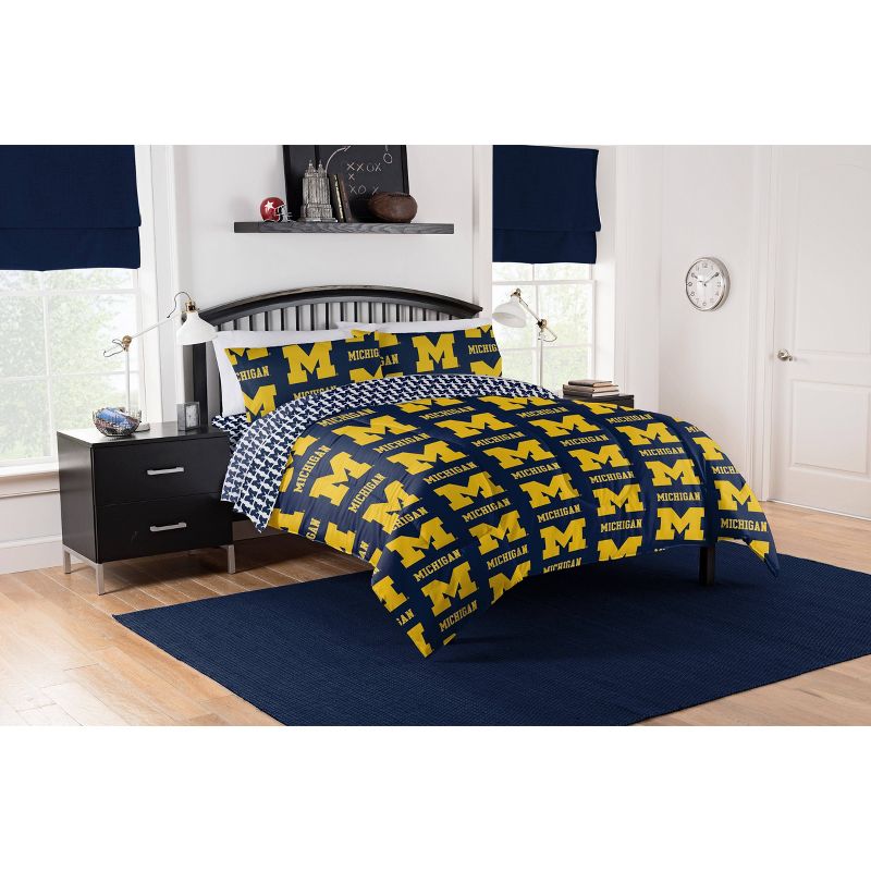 NCAA Michigan Wolverines Rotary Bed Set, 1 of 4