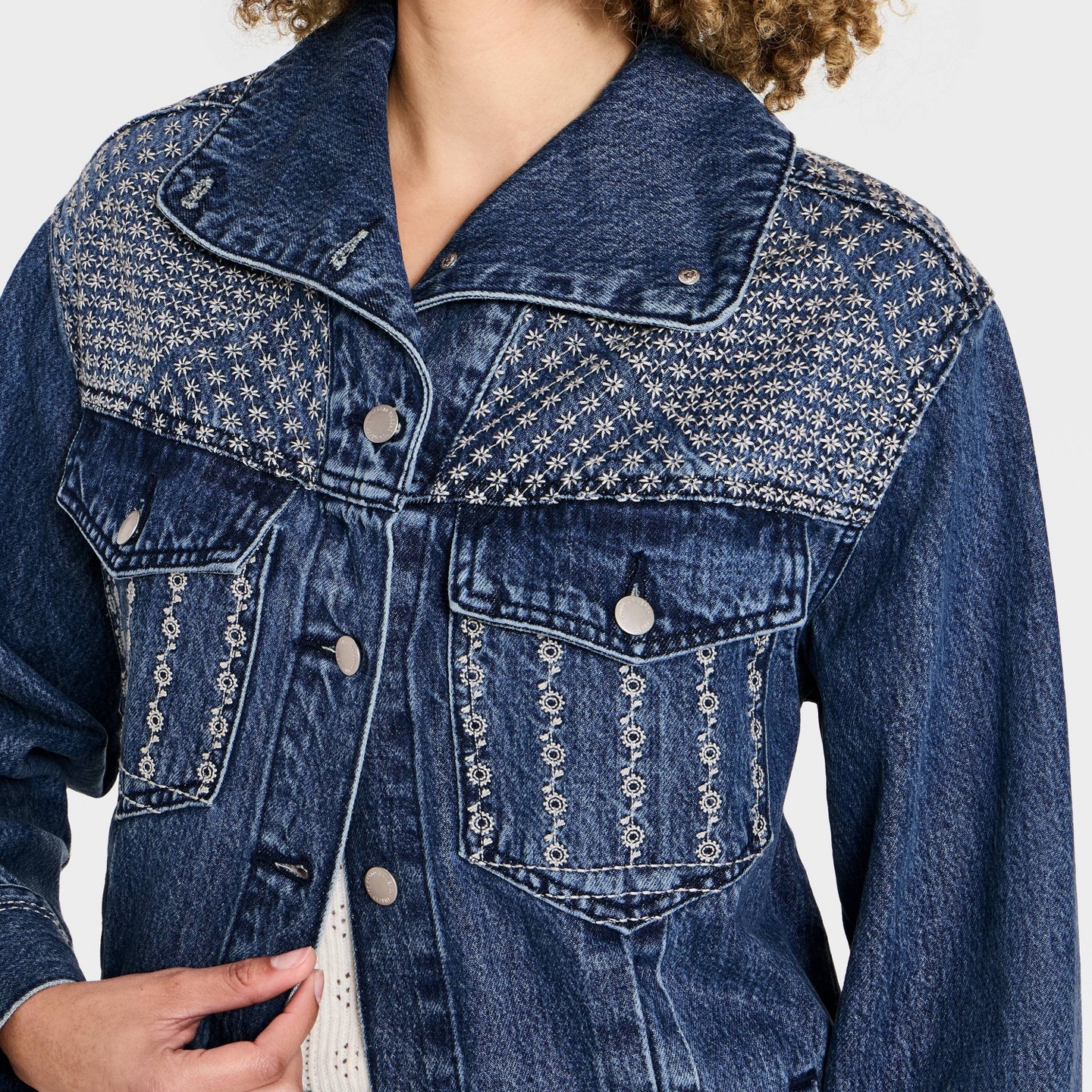 Женская куртка Universal Thread Relaxed Embroidered Denim Jacket, цвет: Джинсовый — фото 4