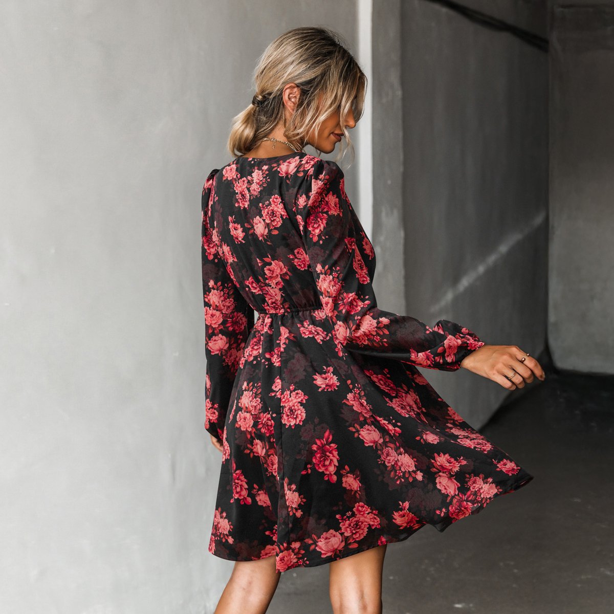 Женские платья Cupshe Women's Floral Long Peasant Sleeve Chiffon A-Line Mini Dress-M-Black Red Floral — фото 3