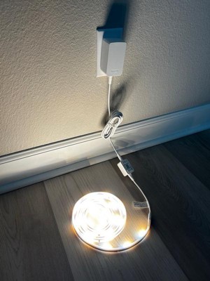 Philips Hue Base Kit 80-in Smart Plug-in LED Under Cabinet Strip Light in  the Under Cabinet Lights department at