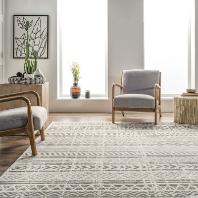 Modern Light Grey Tribal Motif 5' x 8' Synthetic Area Rug