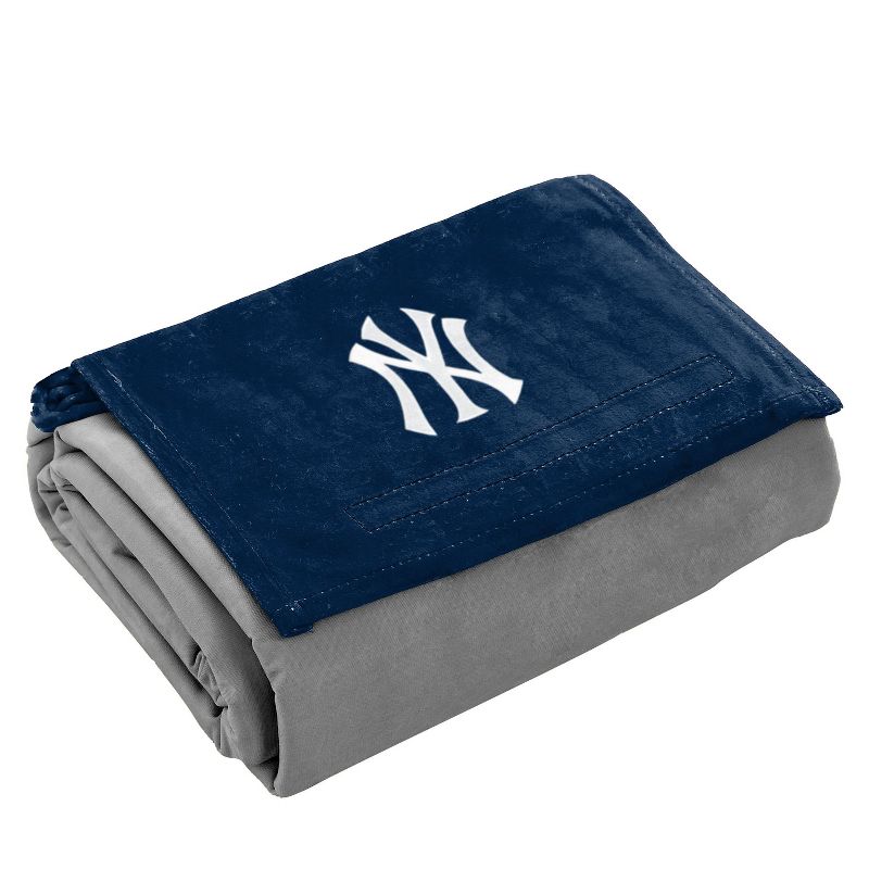 MLB New York Yankees Hexagon Stripe Picnic Blanket, 3 of 4