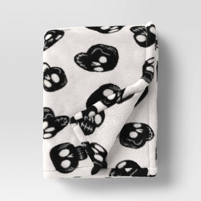 Skulls Plush Throw white/black - Hyde and EEK! Boutique™