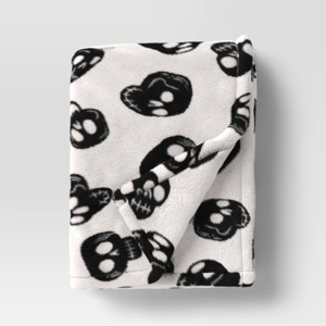 Skulls Plush Throw white/black - Hyde and EEK! Boutique™ - 1 of 4