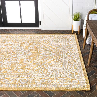 Sinjuri Medallion Gray and Cream 5' x 8' Synthetic Indoor/Outdoor Rug
