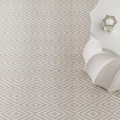 Platinum and White Diamond Pattern 4' x 6' Reversible Rug