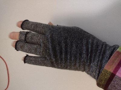 Brownmed Imak Arthritis Pain Relief Compression Gloves - Small - Gray ...