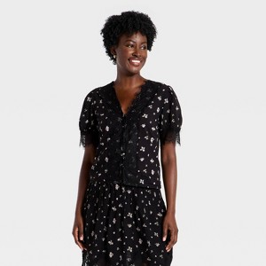 Blusa de mujer de cuello V con encaje y manga corta estilo globo - Universal Thread™
