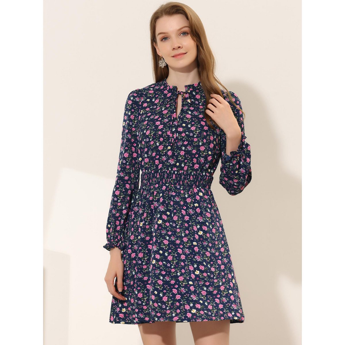 Женские платья INSPIRE CHIC Women's Smocked Waist Tie Neck Floral Long Sleeve Dress Medium Dark Blue — фото 2
