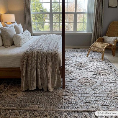 Agoo 5'3" x 7' Gray and Cream High Pile Polyester Area Rug