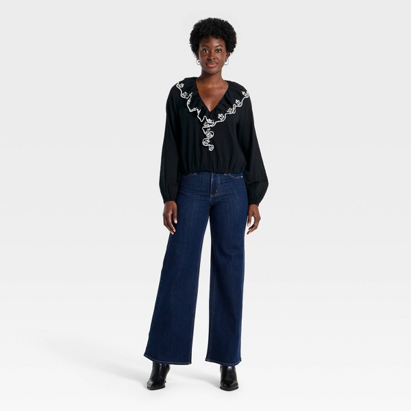 Blusa con mangas globo largas, volantes, bordados y escote en V para mujer - Universal Thread™ negro 3