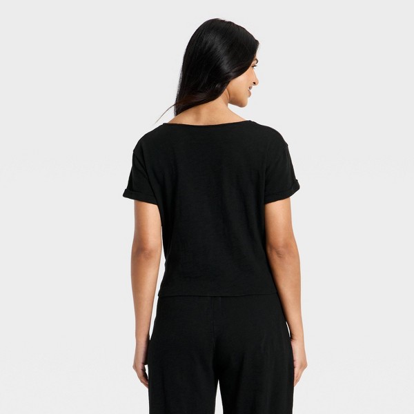Playera de Cuello Redondo y Botones de Manga Corta para Mujer - Universal Thread™ 2