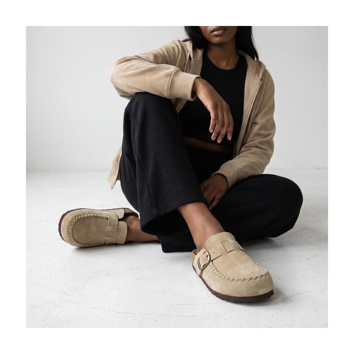 Женские сабо CUSHIONAIRE Canoe Genuine Suede Clogs for Women Footwear with Moc Toe Design –Casual Slip On Womens Shoes, Beige 8 — фото 6