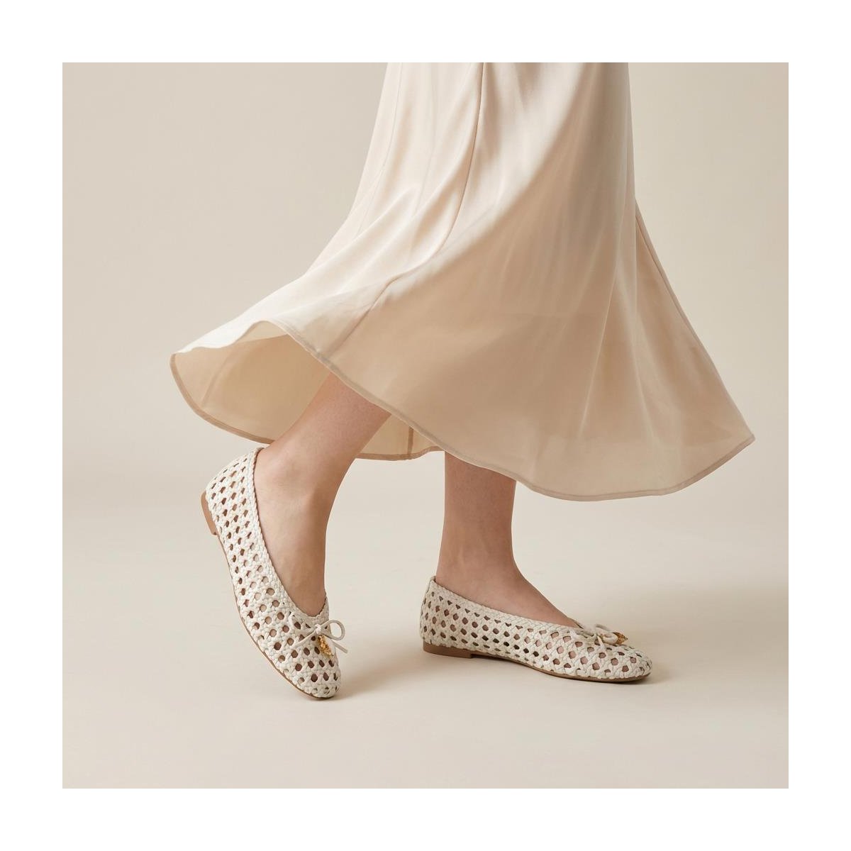 Обувь CUSHIONAIRE Witty Hand Woven Ballet Flats for Women, Comfortable Pointed Toe Flat Shoes with Bow Detail and Memory Foam, IVORY 8 — фото 3