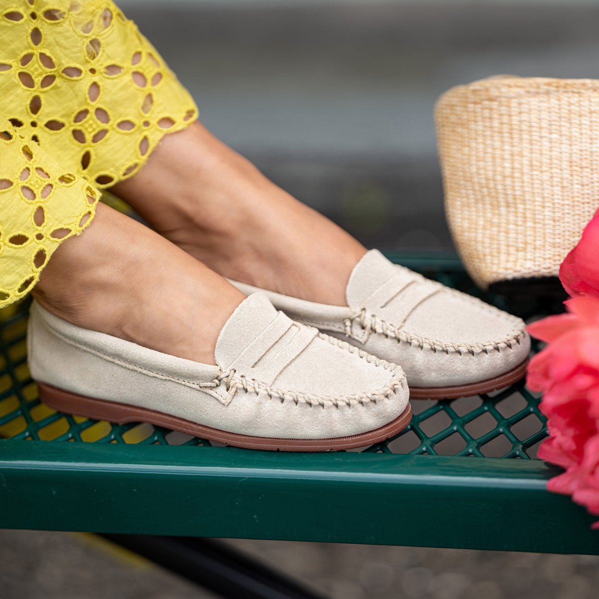 Женские туфли Minnetonka Women's Suede Mellony Penny Loafers 208P Stone - 8 — фото 6