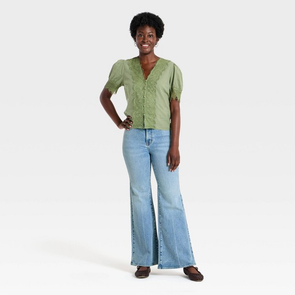 Jeans acampanados de tiro alto estilo 70s para mujer - Universal Thread™ 3