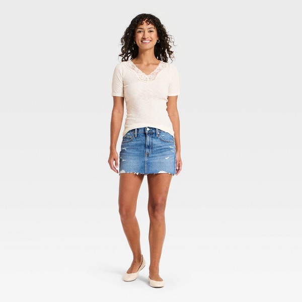 Playera de manga corta con escote en V y encaje para mujer - Universal Thread™ 3