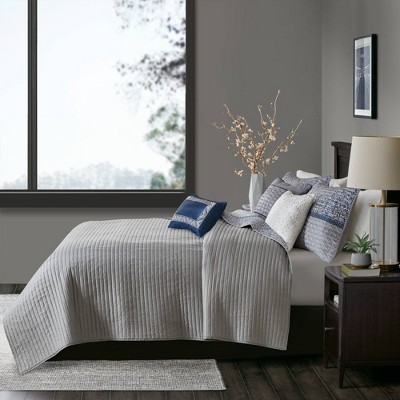 Navy Reversible Jacquard Full Quilt Set with Throw Pillows