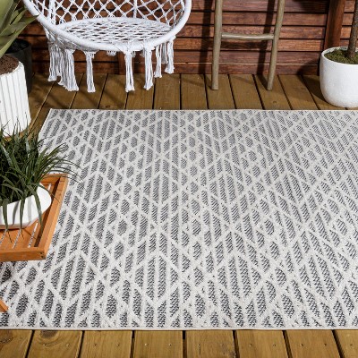 Ivory Diamond Easy-Care Synthetic 8' x 10' Indoor/Outdoor Rug