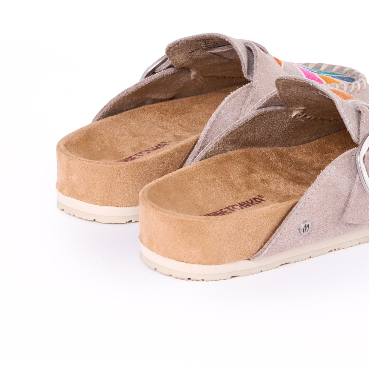 Женские сабо Minnetonka Women's Suede Buckle Clogs 6000902 Simply Taupe Sunset - 8 — фото 6