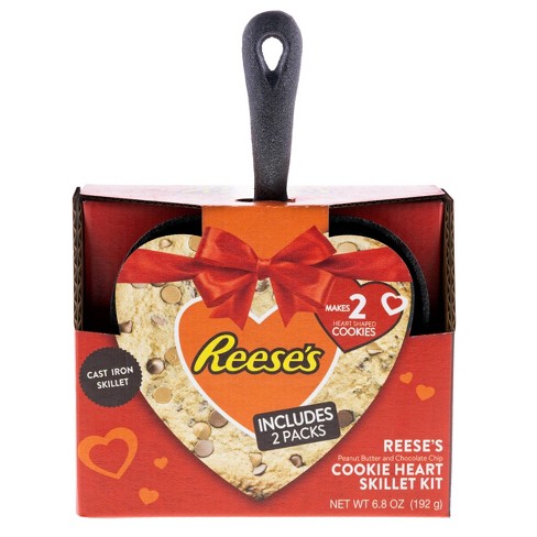 Reese's Cookie Skillet Shareable Party Size Dessert, Peanut Butter and  Chocolate Chip Mix Easy DIY Baking Kit, Christmas Stocking Stuffer for Boys  and Girls 