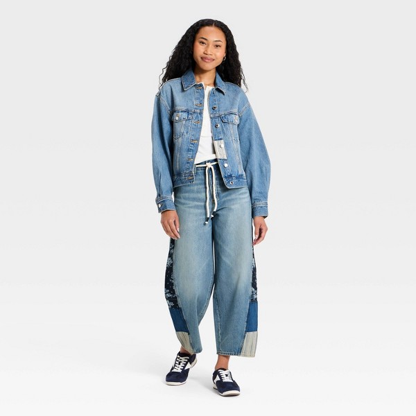 Jeans de mujer de tiro alto, corte barrel, print de bandana - Universal Thread™ lavado medio 3