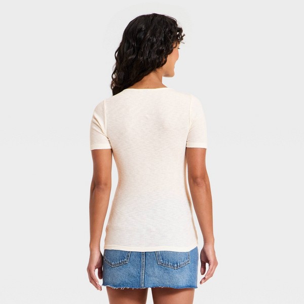 Playera de manga corta con escote en V y encaje para mujer - Universal Thread™ 2