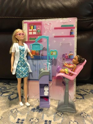 BARBIE DENTISTA DOLL PLAYSET + ACCESSORI BAMBOLINA BARBIE STUDIO DENTISTICO  CON BAMBINA SU POLTRONA 3+ANNI MATTEL - Parole e Pensieri