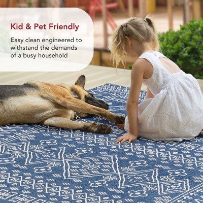 Coastal Charm Blue Synthetic 3' 9" x 5' 7" Indoor/Outdoor Area Rug