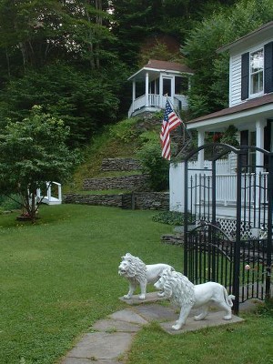 Design Toscano Regal Lion Sentinel Of Grisham Manor Statue: Right