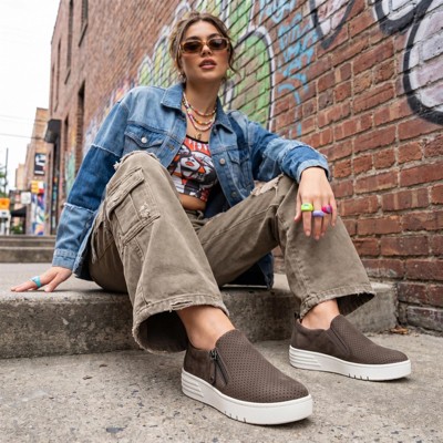 Женские кроссовки CUSHIONAIRE Platform Slip On Womens Sneakers, Casual Perforated Fashion Sneakers for Women with Supportive Comfort Design, Grey 7.5 — фото 5