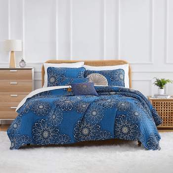 Southshore Fine Living Midnight Floral Oversized 6-Piece Quilt Bedding Set with coordinating shams