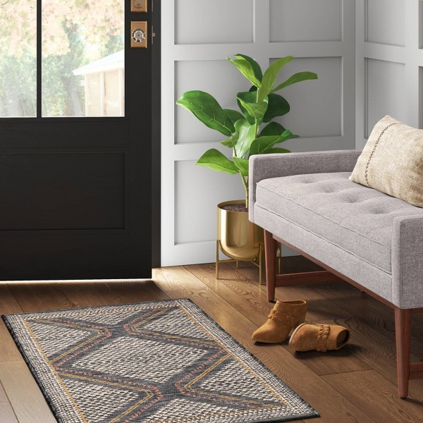 Alfombra Acentuada Lavable con Patrón de Tapiz de 2'3"x3'9", Gris - Threshold™: Patrón de Diamantes Tradicional, Lavable a Máquina, Uso Interior 2