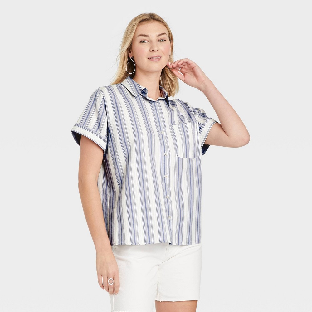 size medium Women's Short Sleeve Button-Down Shirt - Universal Thread Gray Striped