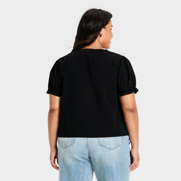Blusa de manga corta con encaje en el dobladillo para mujer - Universal Thread™ 2