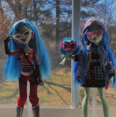 Monster High Ghoulia Yelps Posable Doll (10.3 in) with Blue Hair, Pet and  Accessories, Gift for 3 Year Olds and Up