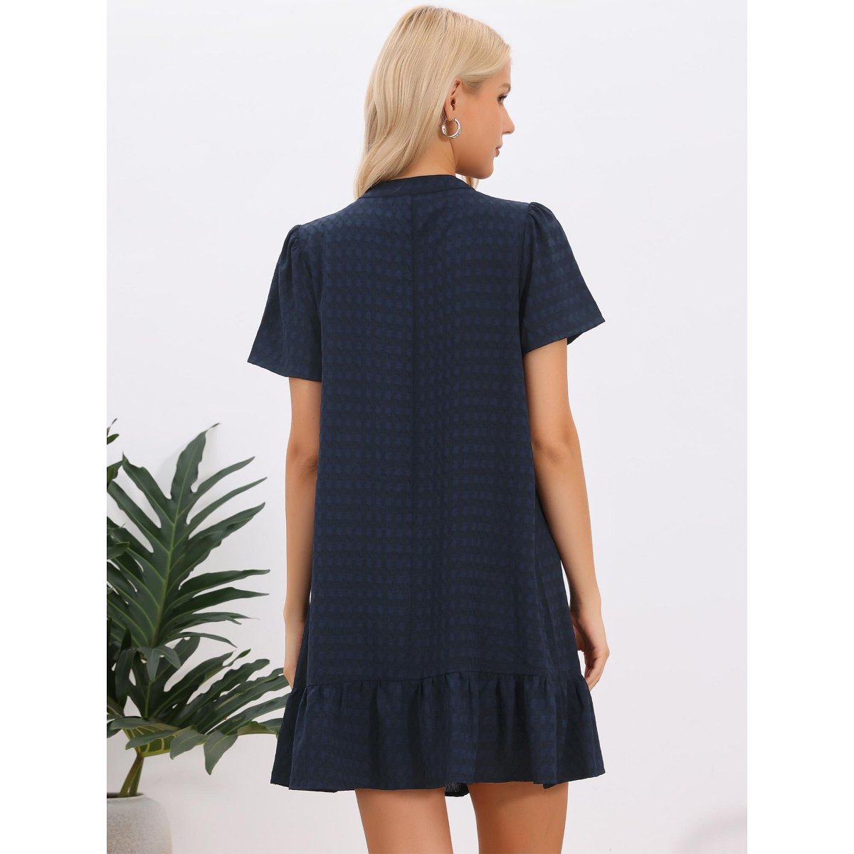Женские платья INSPIRE CHIC Women's V Neck Short Sleeve Mini Textured Ruffle Hem Tunic Babydoll Dresses Small Navy Blue — фото 3