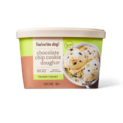 Chocolate Chip Cookie Dough Frozen Yogurt - 1.5qt - Favorite Day&#8482;