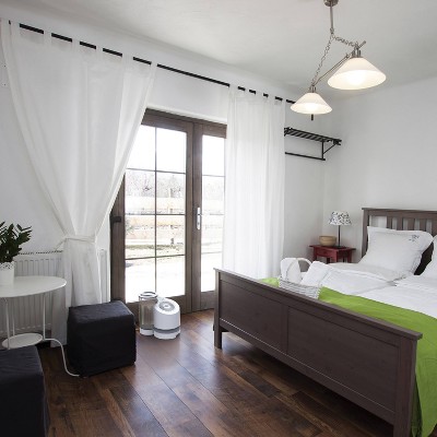 White Evaporative Humidifier with Humidistat and 3.8L Tank