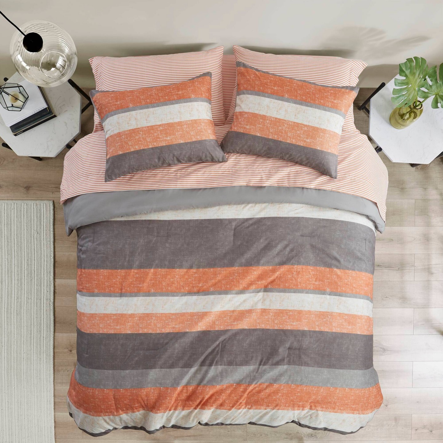 Комплект с одеялом Madison Park Queen Ryder Striped Comforter Set with Bed Sheet Coral Orange, цвет: Полосатый — фото 1