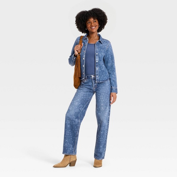 Camisa de mezclilla fácil con cuello y manga larga para mujer - Universal Thread™ Lavado medio 3