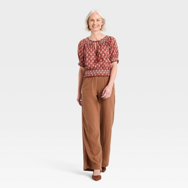 Blusa con escote en V, mangas cortas abullonadas y bordado para mujer - Universal Thread™ 3