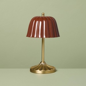 Lámpara de mesa con pantalla de cerámica Latón/Burdeos (incluye bombilla LED) - Hearth & Hand™ with Magnolia