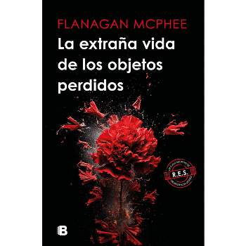 La Extraña Vida de Los Objetos Perdidos / The Strange Life of Lost Objects - by  Flanagan McPhee (Paperback)