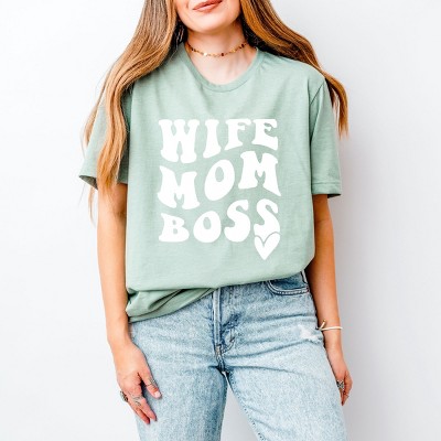 Simply Sage Market Wife Mom Boss Wavy Heart Short Sleeve Tee - XS - Sage