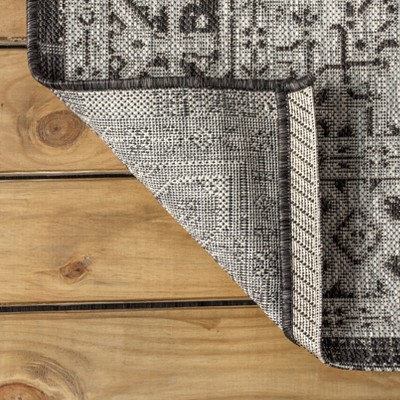 Sinjuri Medallion 5' Round Gray and Black Synthetic Area Rug