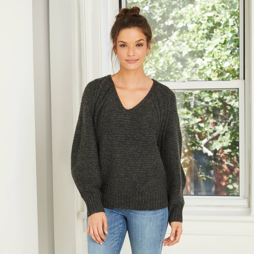 size small Women's Balloon Sleeve V-Neck Pullover Sweater - Universal Thread Charcoal Heather grey