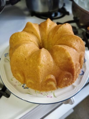 Nordic Ware Cast Aluminum Fleur de Lis Bundt with Cake Keeper